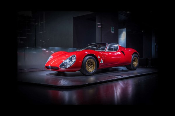 33 Stradale, представен през 1967, издигна производителността на изцяло ново ниво дори за компания като Alfa Romeo, която е тясно  свързана със състезанията. Това беше един от първите суперавтомобили, отчасти благодарение на V8 двигател с 230 к.с., който намали времето за ускорение от 0 до 100 км/ч под 6 секунди. Стилистите дори го оборудваха със зашеметяващи врати тип пеперуда като тези, които McLaren използва чак през 2020 г.
Високите технологии и екстри, включени в базовата цена, направиха 33 Stradale по-скъп от Lamborghini Miura. Само 18 единици бяха направени на ръка, преди производството да спре.
